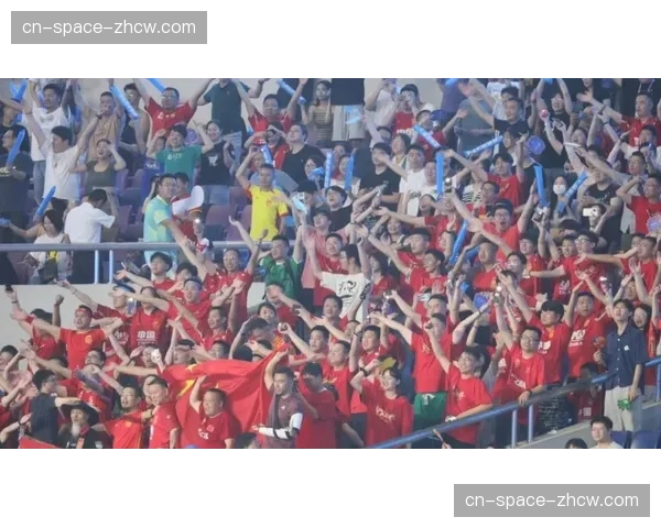 “现场通讯：亚特兰大主场球迷在球队落后时高歌支持，最终见证逆转”