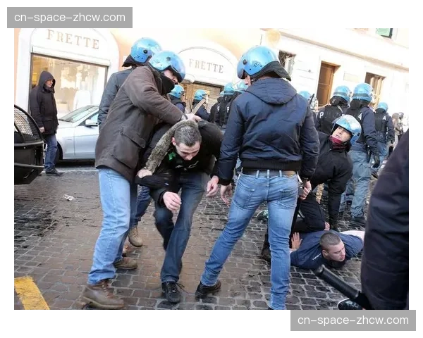 通讯：马赛警方通报逮捕五名客队极端球迷，涉赛前暴力冲突