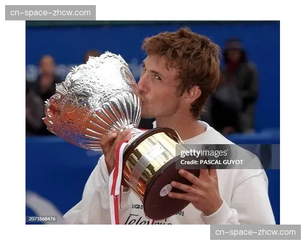 颁奖仪式上，阿尔卡拉斯将冠军奖杯递给看台上的昔日教练费雷罗